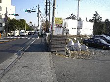 交差点へ抜ける小道