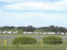 滑走路と並ぶ飛行機