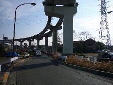 左へ