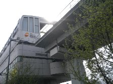 左へ