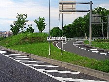稲城市役所からの道
